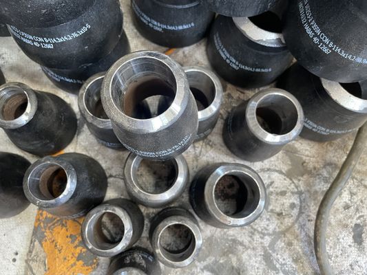 Fittings per tubi in acciaio per applicazioni a pressione classificati nella classe 150-2500